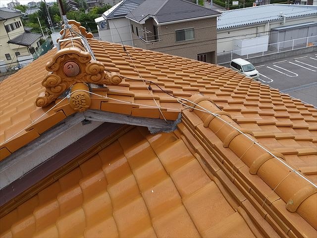 岐阜市で雨漏り調査、漆喰の劣化・割れ・剥がれが発生し、鬼瓦にも浮き。棟の切れ目にも隙間